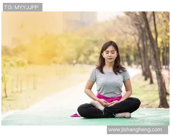 当代足球球星打坐修心展现运动与静心结合的新风貌