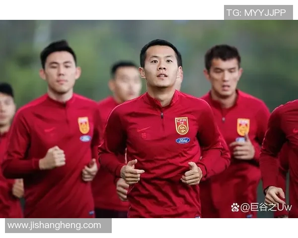 国足球星训练拼搏瞬间全程回顾展现激情与坚韧魅力